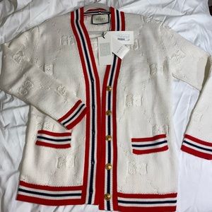 Gucci cardigan in XS , can also fit a medium to large. Perfectly new never worn.